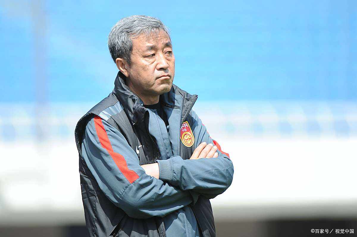 申台龙回应执教国足：中国足协没邀请我但我有信心带好(申彤足球运动员简历)