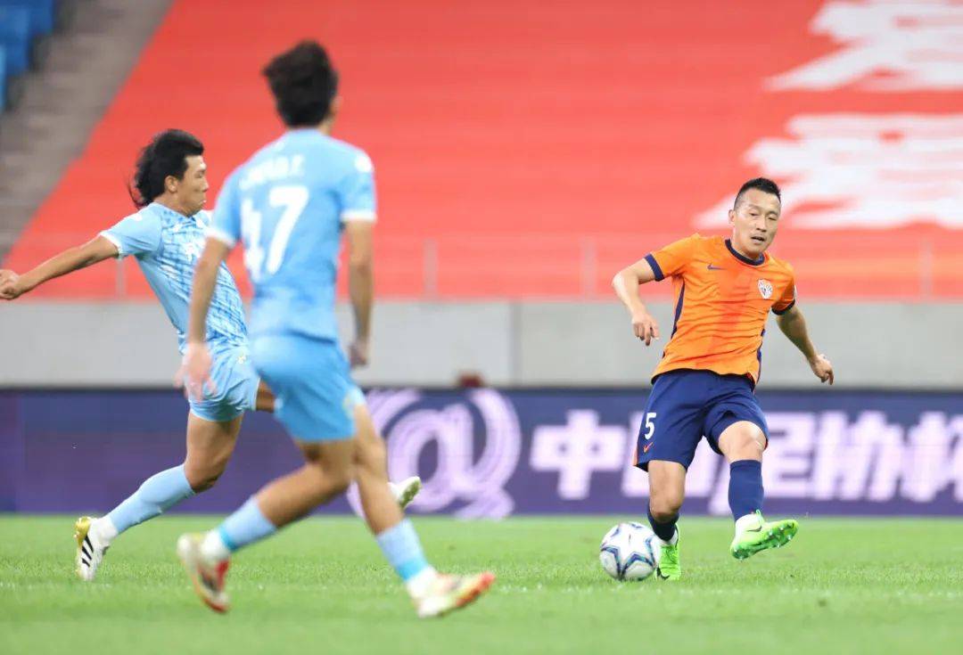 足协杯-罗森文贴地斩海牛2-1晋级下轮对阵蓉城(德勤税务精英挑战赛的展板)