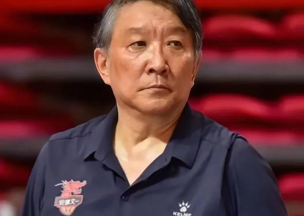 开云体育-宫鲁鸣谈双塔组合：进攻端效果很好防守漏洞尽快弥补(宫鲁鸣现在执教哪支篮球队)