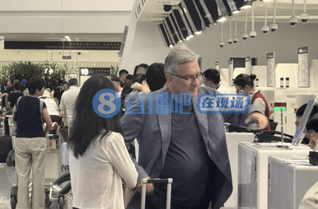 伊万与中国驻克罗地亚大使共进晚餐赠送国足签名球衣(中国杯国足对克罗地亚)