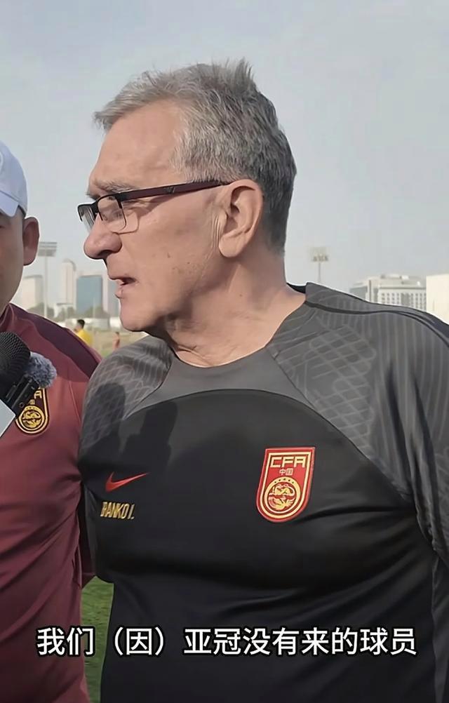 伊万与中国驻克罗地亚大使共进晚餐赠送国足签名球衣(中国杯国足对克罗地亚)